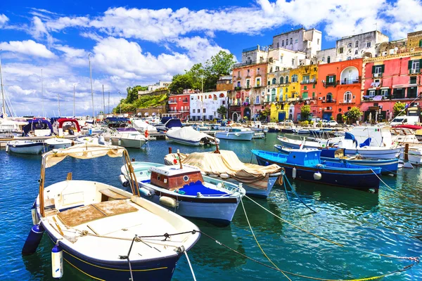 プローチダ-イタリアの美しいのカラフルな小さな島 — ストック写真