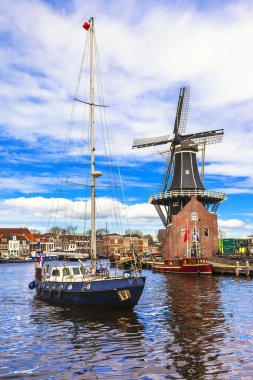 Holland, Haarlem' kanallar. geleneksel yel değirmeni ve sai ile görüntüleme