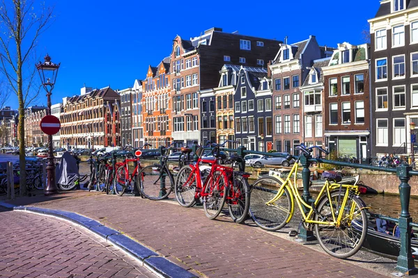 Charmiga Amsterdam. kanaler och cyklar — Stockfoto