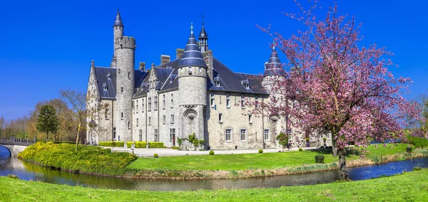 童话般的城堡。比利时 Marnix — 图库照片
