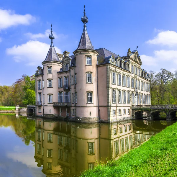 Romantiska slott i Europa. Poeke slott i Belgien — Stockfoto