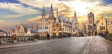 Günbatımı üzerinde güzel Ghent