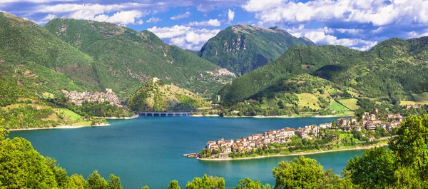 Turano lake met dorp Colle di Tora — Stockfoto