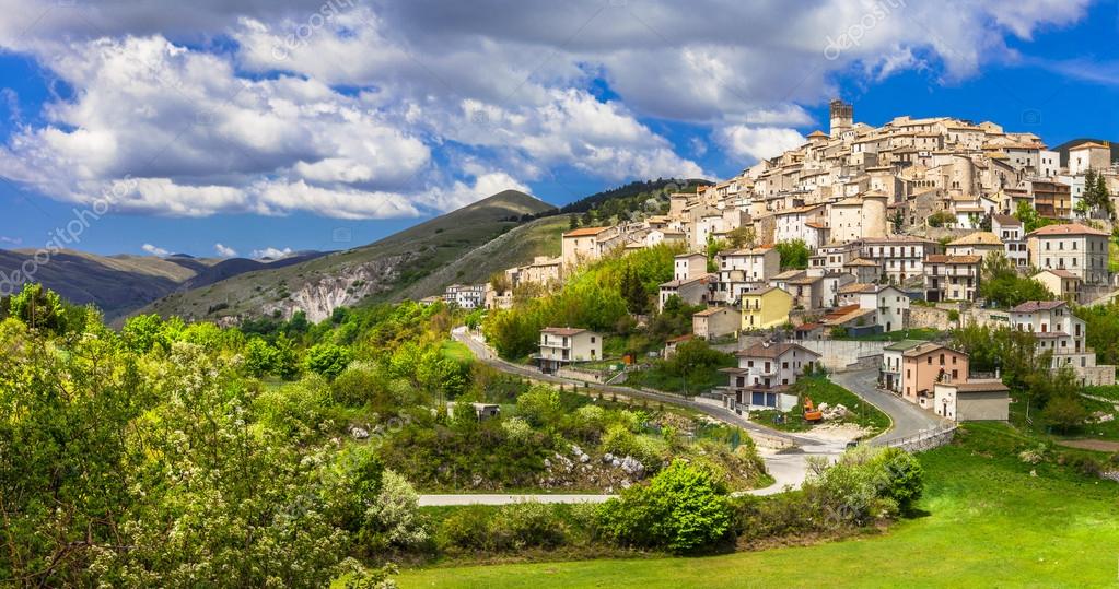 カステル ・ デル ・ モンテ、イタリア アブルッツォ州 — ストック写真 © Maugli 74144661