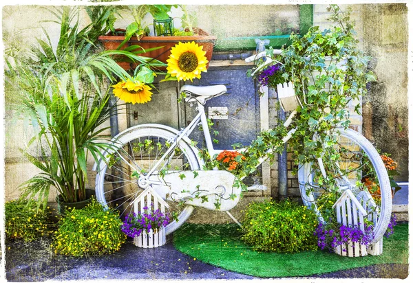 Charmante décoration de rue avec vélo et fleurs — Photo