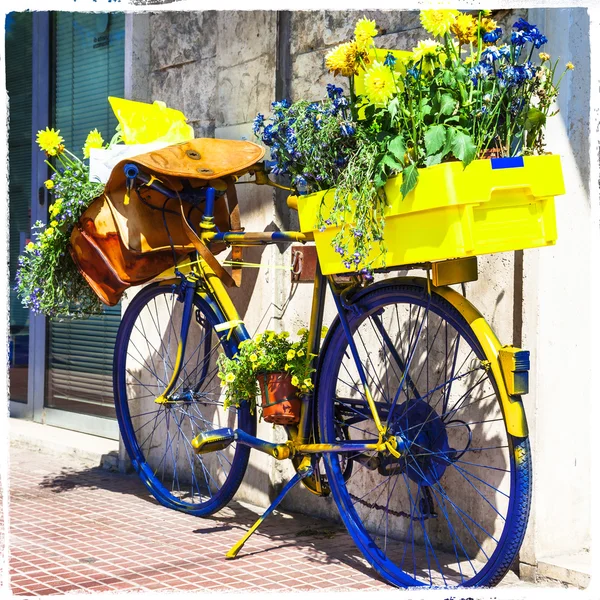 Bicycle of postman -charming street decoration — Stockfoto