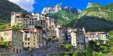 Buggio - güzel Ortaçağ tepenin üst köyde Liguria, İtalya