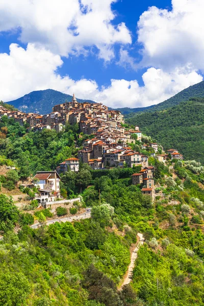 Hiteles szép domb tetején falu Apricale, Liguria, Olaszország — Stock Fotó