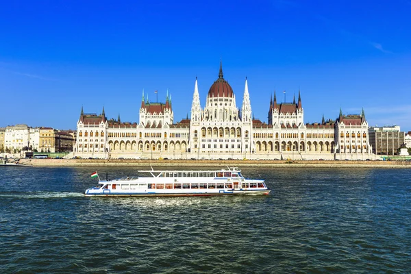 Marcos europeus - Budapeste, com vista para o Parlamento — Fotografia de Stock