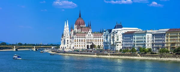 Hermosa Budapest - vista panorámica con el Parlamento. Hambre. —  Fotos de Stock