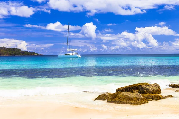 Paradiso tropicale isole Seychelles, vista con barca a vela — Foto Stock