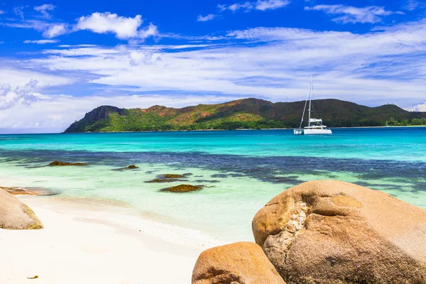 Ilhas paradisíacas tropicais Seychelles, vista com iate — Fotografia de Stock