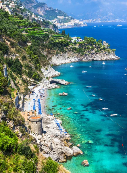 Przepiękne wybrzeże Amalfi i turkusowego morza. Włochy — Zdjęcie stockowe