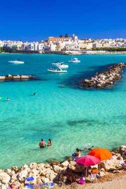 Otranto - in Puglia, İtalya masmavi plajı ile güzel şehir