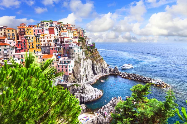 Hermoso pueblo de Manarolla en el famoso "Cinque terre" en Liguria — Foto de Stock