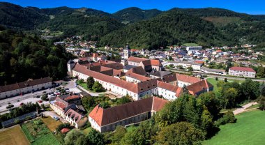 Lilienfeld Manastırı - Avusturya 'nın en büyük ortaçağ manastırı. Hava aracının yüksek açılı görüntüsü. Avusturya turizmi ve tarihi dönüm noktası