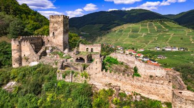 Avusturya turizmi, Tuna vadisi. Tepedeki Spitz köyündeki ortaçağ şatosu Ruine Hinterhaus. Büyüleyici Vaçu Bölgesi.