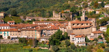 İtalya, Toskana 'nın en güzel ortaçağ köyleri Castiglione di Garfagnana, Lucca ili. İtalyan turizmi, geleneksel Toskana köyleri.