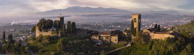 İtalya, Idyllic geleneksel Toskana kasabaları. Pienza yakınlarındaki Picturesque borgo Buggiano Tepesi ortaçağ köyü. Sabah ışığında panoramik dron görüntüsü