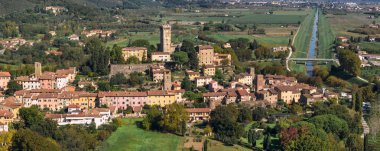 İtalya turizmi. Toskana 'da Vicopisano ortaçağ kasabası, Pisa, Lucca ve Floransa' nın yakınlarındaki sanat şehirleri, Toskana bölgesini keşfetmek için mükemmel bir üs. hava koşulları panoramik görünüm