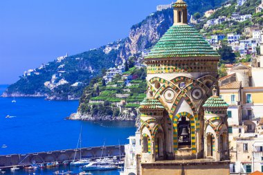 doğal Amalfi-güzel manzarası ve güzel kiliseler. İtalya