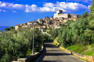 İtalya - Sermoneta kale Caetani ile ortaçağ köyleri