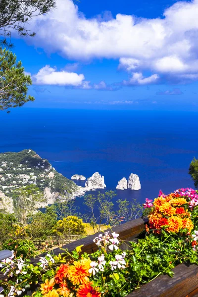 Italiaanse vakantie - eiland van Capri, weergave met Faraglioni rotsen — Stockfoto