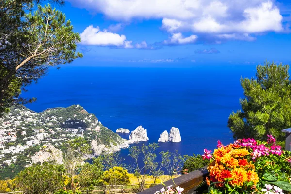 Urlaub in Italien - Insel Capri, Blick auf Faraglioni-Felsen — Stockfoto