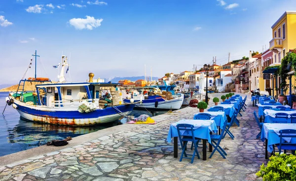 Tradiční série Řecko - ostrov Chalki se starých lodí a taverna — Stock fotografie