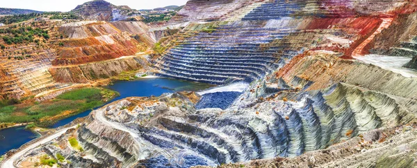 Indrukwekkende mijnen en canyon in Milos eiland - prachtige natuur landschappen — Stockfoto