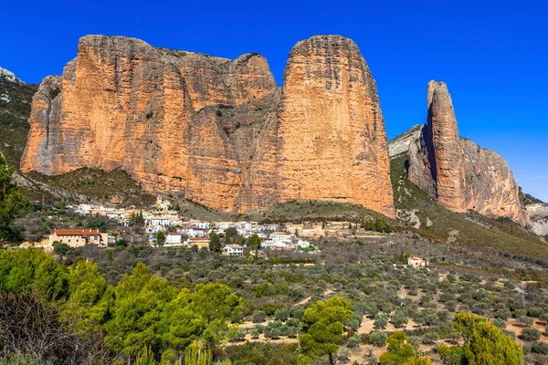 Otroliga stenar - Mallos de Riglos (provinsen Huesca, Spanien) — Stockfoto