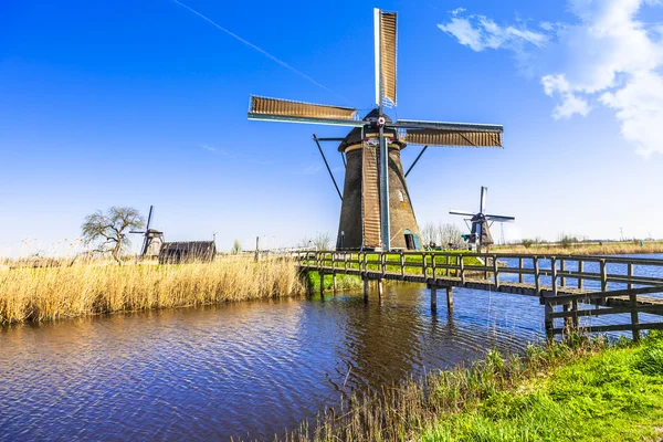 Paisaje tradicional de Holanda - molinos de viento en Kinderdijk —  Fotos de Stock