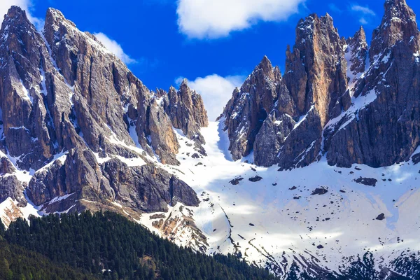 Imponenti montagne delle Dolomiti, Val di Funes, nord Italia — Foto Stock