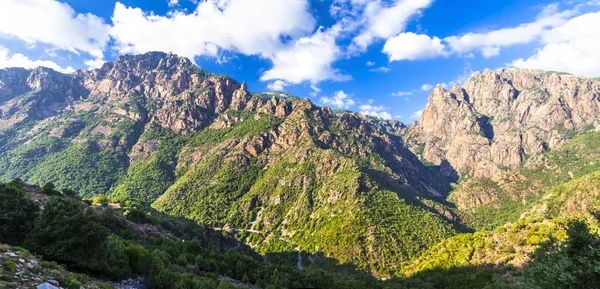 Corsica Adası'nın etkileyici dağlar — Stok fotoğraf