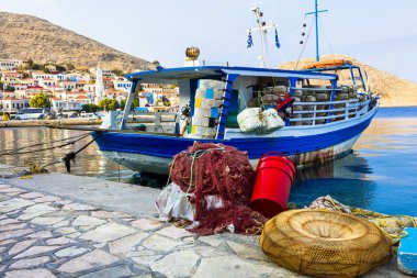 geleneksel Yunan Adaları - balıkçı tekneleri ile ile Chalki