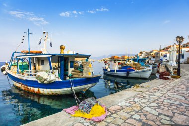 geleneksel Yunan Adaları - balıkçı tekneleri ile ile Chalki