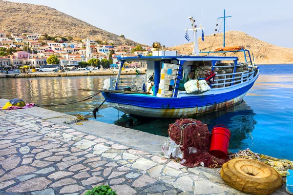 Isole greche tradizionali - Chalki con barche che desiderano — Foto Stock