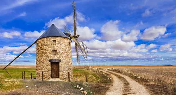 Landsbygdens landskap med en väderkvarn. Spanien — Stockfoto