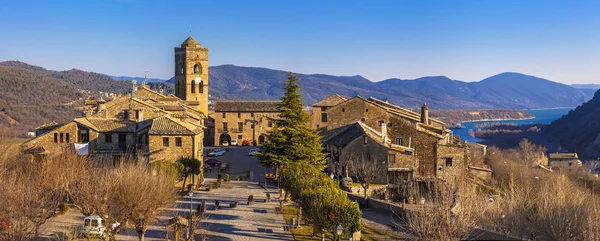 Ainsa- pueblo en las montañas de Aragón, España — Foto de Stock