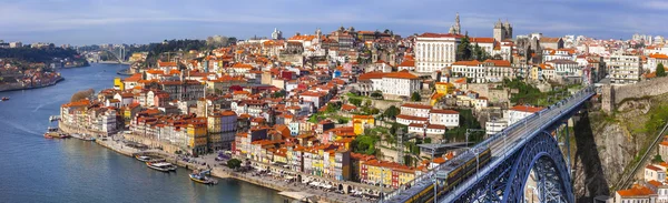 Panorama da bela Porto - vista com a famosa ponte de Luis, Portugal — Fotografia de Stock