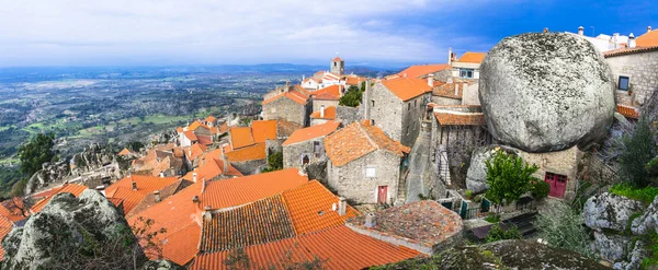 Pueblos más bellos de Europa - Monsanto sobre rocas de granito. Portugal —  Fotos de Stock