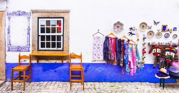 Calles vívidas del casco antiguo de Obidos en Portugal — Foto de Stock