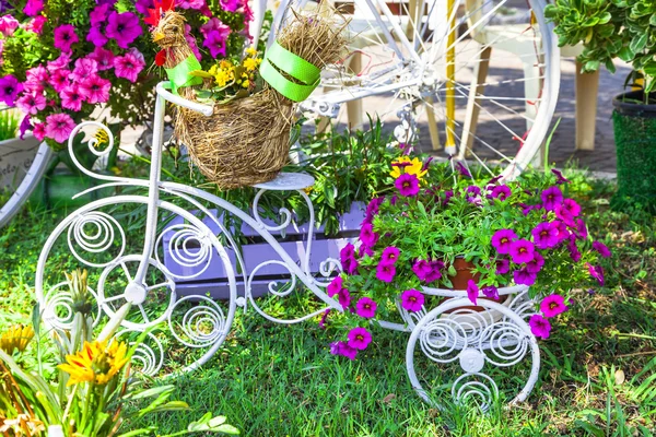 Dekorative Vintage cykel med kurv af blomster - Stock-foto