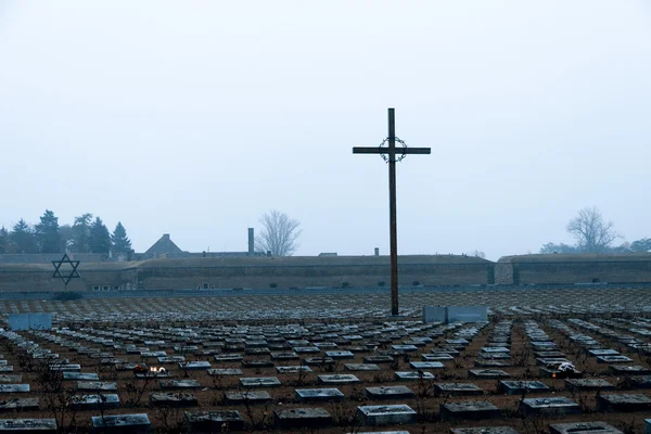 Terezin Меморіал - великий хрест на кладовищі — стокове фото