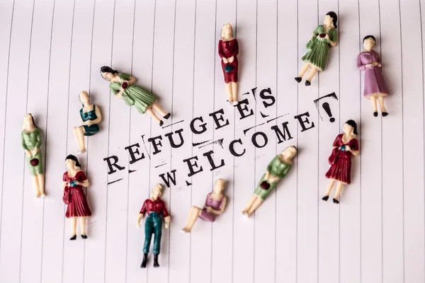 难民在纸上的欢迎文本 — 图库照片