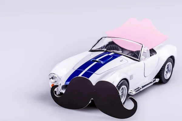 Bautiful niebieski i biały samochód, roadster z pocałunek różowy i czarny wąs — Zdjęcie stockowe