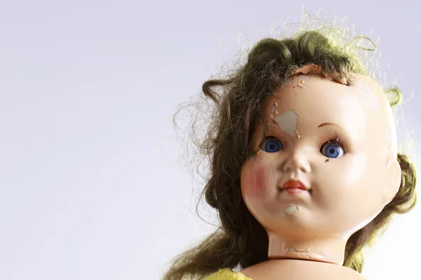 Голова жахливої ляльки, як з фільму жахів — стокове фото