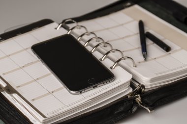 planlama kavramı - takvim, cep telefonu, kalem