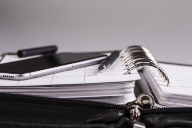 planlama kavramı - takvim, cep telefonu, kalem