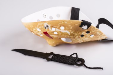 katil maskesi ve beyaz bıçak